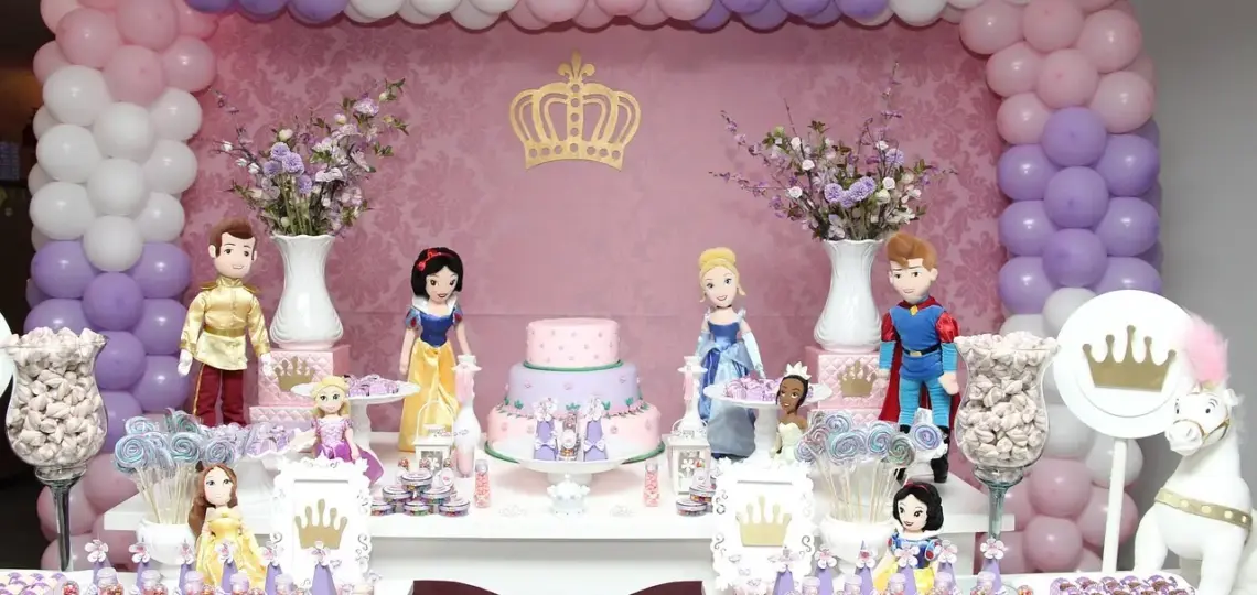 Fødselsdagsfest der spiller: Temaer, lege og kageidéer til børn i alle aldre