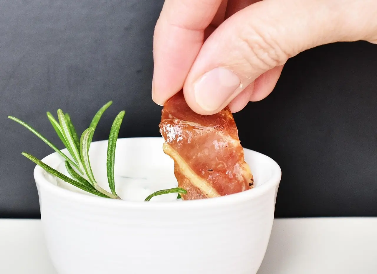 Hvordan kan jeg bruge min køkkensaks til at klippe bacon?