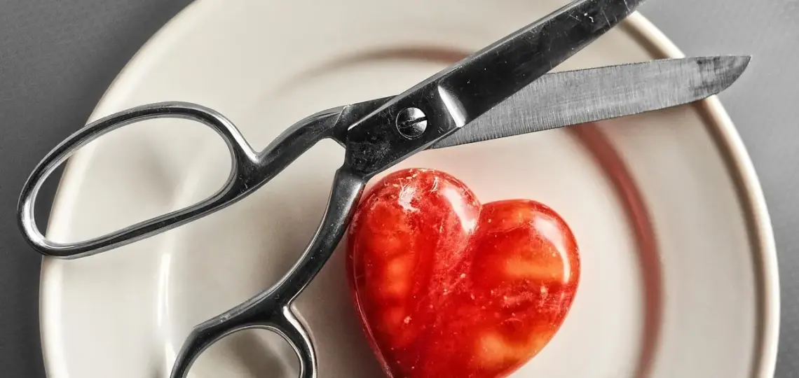 Hvordan kan jeg bruge min køkkensaks til at klippe frugt og grøntsager til en salat?